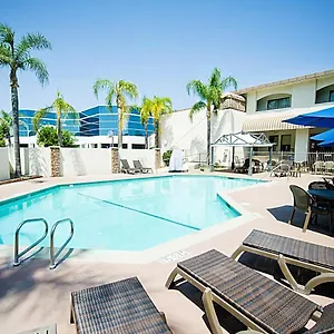 Hotel D'lins Airport Ontario